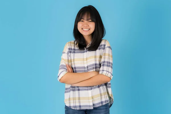 Happy Asijské Dívka Stojící Modrém Pozadí — Stock fotografie