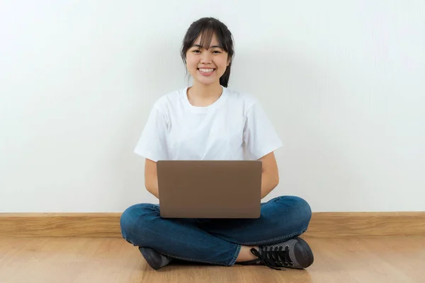 Feliz Asiático Estudante Sentado Com Usando Laptop Casa Fundo — Fotografia de Stock