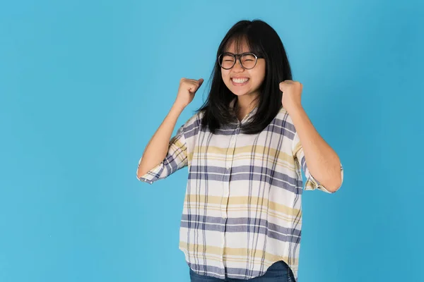 Šťastný Úsměv Asijské Dívka Stojící Modrém Pozadí — Stock fotografie