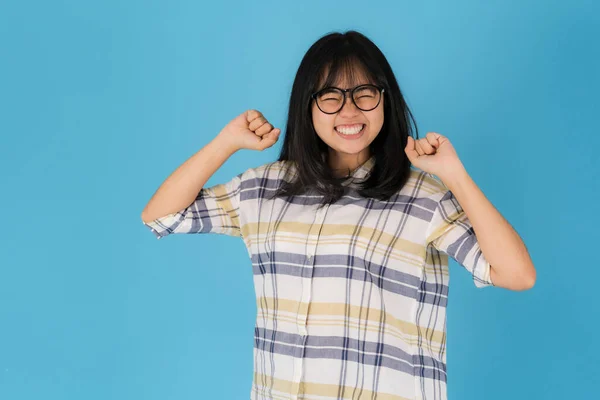 Šťastný Úsměv Asijské Dívka Stojící Modrém Pozadí — Stock fotografie