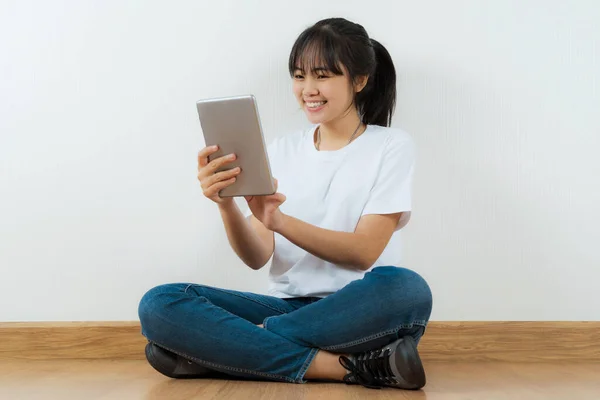 Glücklich Asiatisch Student Sitting Mit Mit Tablet Bei Zuhause Hintergrund — Stockfoto