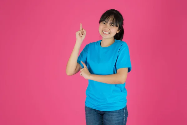 Felice Sorridente Ragazza Asiatica Piedi Sfondo Rosa — Foto Stock