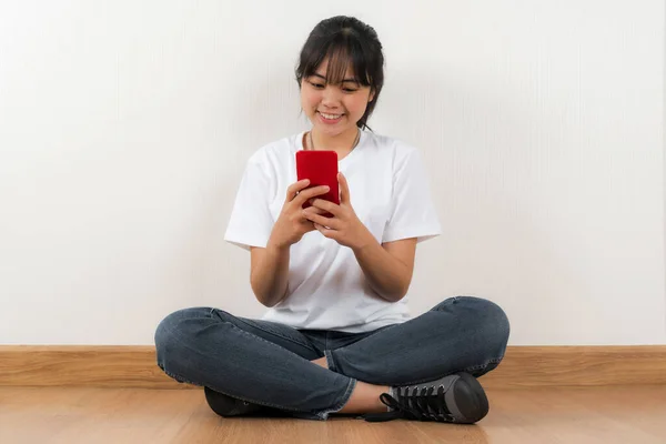 Feliz Asiática Estudiante Sentado Con Uso Teléfono Casa Fondo —  Fotos de Stock