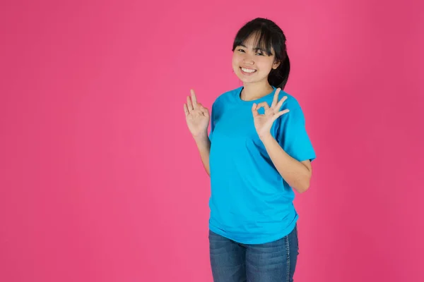 Šťastný Úsměv Asijské Dívka Stojící Růžovém Pozadí — Stock fotografie