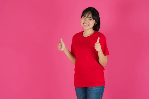 Feliz Sorrindo Menina Asiática Fundo Rosa — Fotografia de Stock