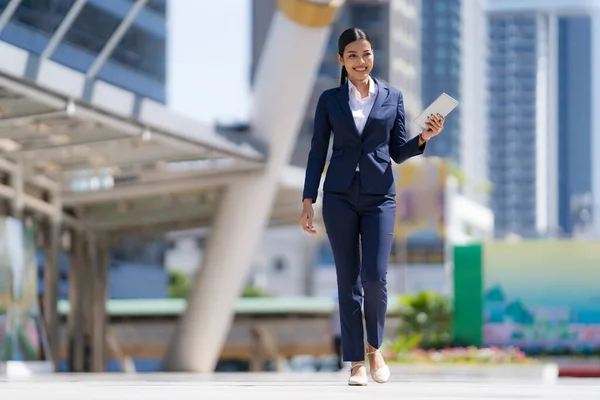 Portrait Une Femme Affaires Souriante Tenant Une Tablette Numérique Marchant — Photo