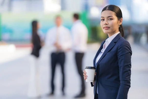 Portrait Une Femme Affaires Souriante Tenant Une Tasse Café Tout — Photo