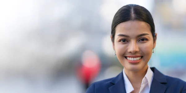 Portrait Femme Affaires Souriante Debout Devant Des Immeubles Bureaux Modernes — Photo