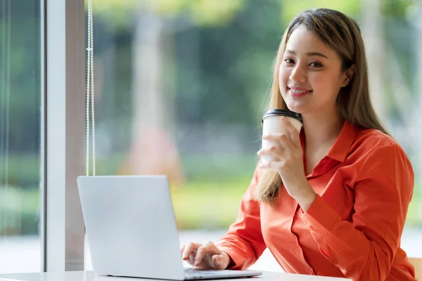 Mooie Jonge Vrouw Met Behulp Van Laptop Zittend Een Koffiehuis — Stockfoto