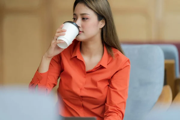 Piękna Młoda Kobieta Siedzi Kawiarni Pije Kawę — Zdjęcie stockowe