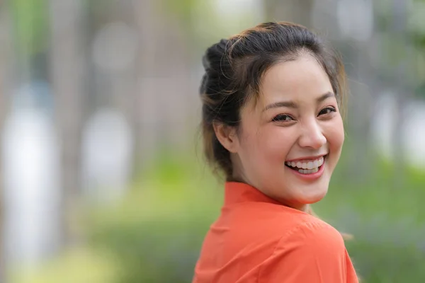 Εξωτερικό Πορτρέτο Της Χαρούμενης Νεαρής Γυναίκας Χαμογελαστό Πρόσωπο — Φωτογραφία Αρχείου