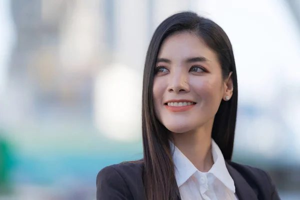 Retrato Mulher Negócios Sorridente Frente Edifícios Escritórios Modernos — Fotografia de Stock