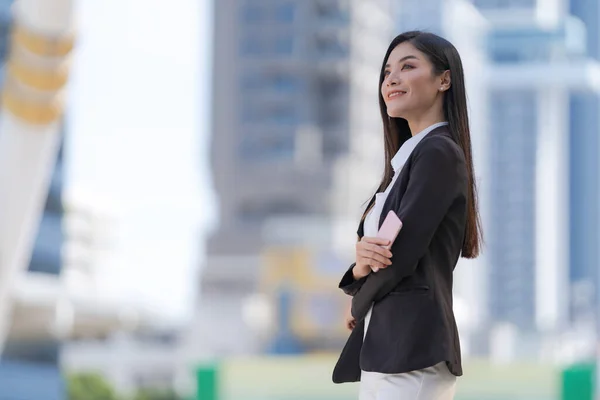 Portrait Une Femme Affaires Souriante Tenant Téléphone Debout Devant Des — Photo