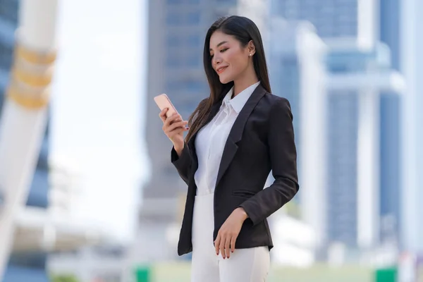 Retrato Una Mujer Negocios Sonriente Sosteniendo Teléfono Parado Frente Edificios —  Fotos de Stock