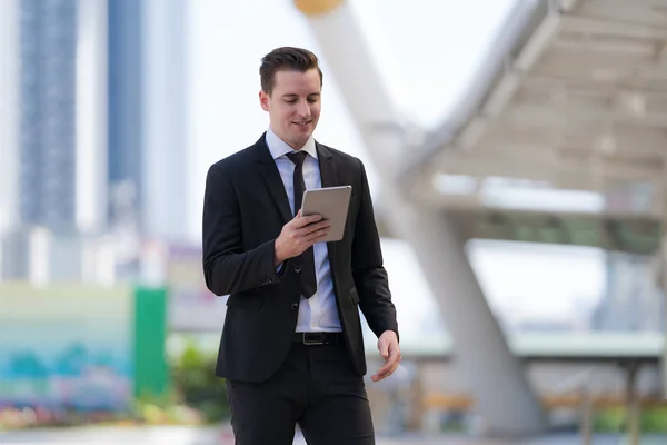 Επιχειρηματίας Στέκεται Χρήση Ενός Ψηφιακού Tablet Στέκεται Μπροστά Από Σύγχρονα — Φωτογραφία Αρχείου