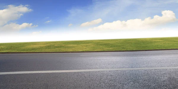 Resimli manzara, yeşil arazi arasında asfalt köy yolu.