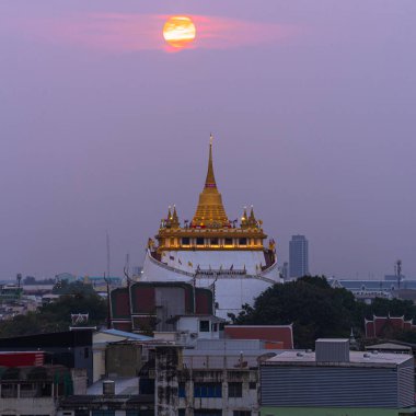 Bangkok Tayland 'da, Golden Mountain Tapınağı' nın alacakaranlık gökyüzünde gün batımı