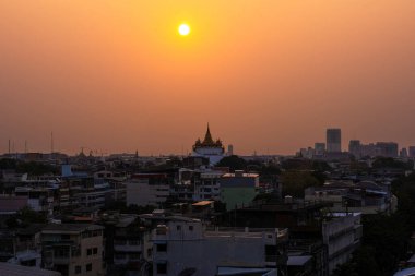 Bangkok Tayland 'da, Golden Mountain Tapınağı' nın alacakaranlık gökyüzünde gün batımı