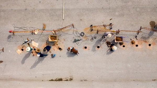 道路を修復する労働者の空中トップビュー — ストック写真