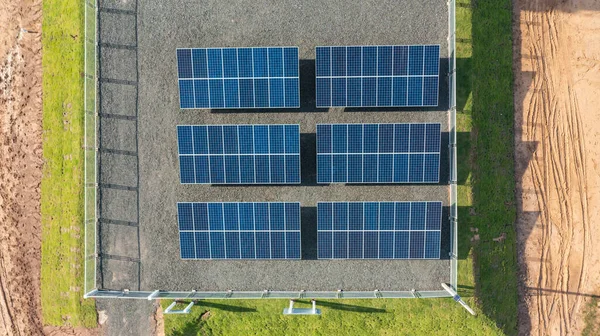 空中景观 太阳能电池板系统 安装在农田灌溉农业设备上的太阳能抽水系统 — 图库照片