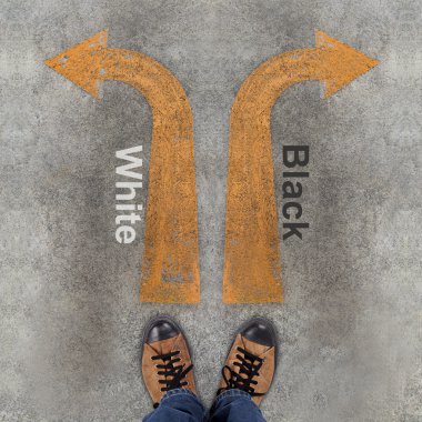 Bir çift ayakkabı ve iki ok