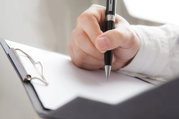 Empresario firmando un documento — Foto de Stock