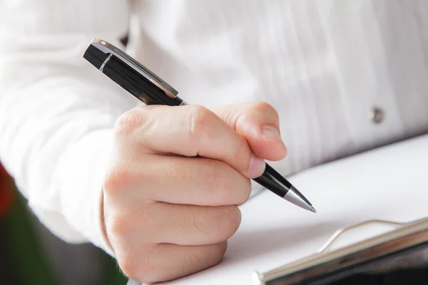 Empresario firmando un documento — Foto de Stock