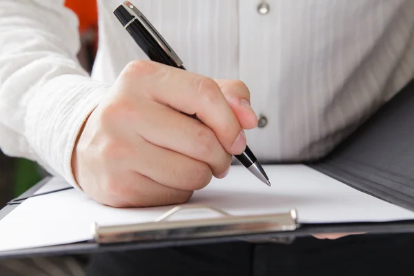 Empresario firmando un documento — Foto de Stock