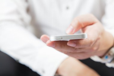 Cep telefonu kullanan adam 
