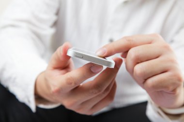 Cep telefonu kullanan adam 