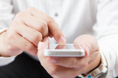 Cep telefonu kullanan adam 