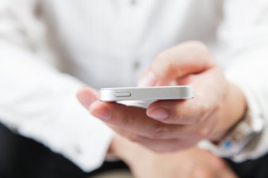 Cep telefonu kullanan adam 