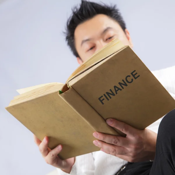 Libro de lectura de hombre de negocios — Foto de Stock