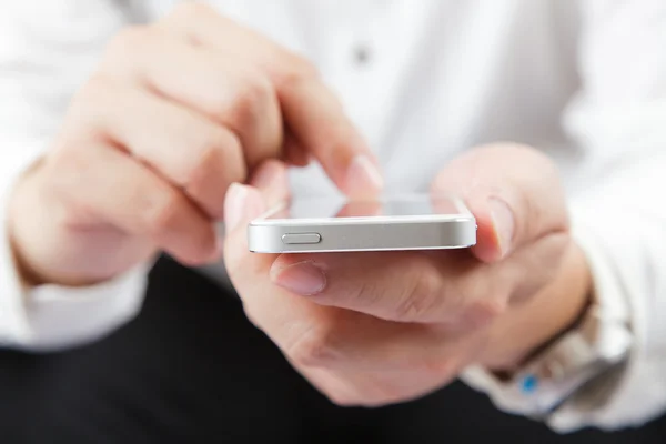 Muž používající mobilní telefon — Stock fotografie