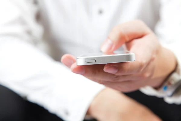 Muž používající mobilní telefon — Stock fotografie