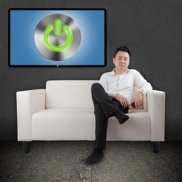 Aasialainen liikemies sohvalla — kuvapankkivalokuva