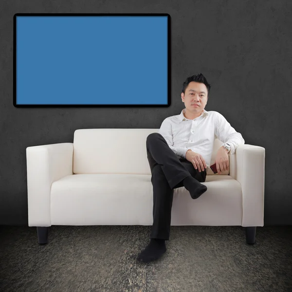 Azjatycki biznesmen z telefonu na kanapie — Zdjęcie stockowe