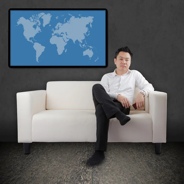 Asian businessman with phone on sofa — Stock Photo, Image