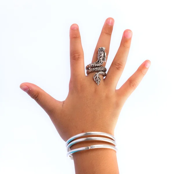 Серебряные браслеты и кольцо — стоковое фото