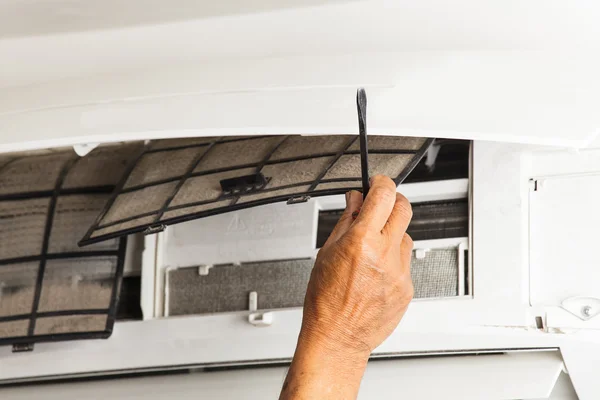 Man repair air conditioner — Stock Photo, Image