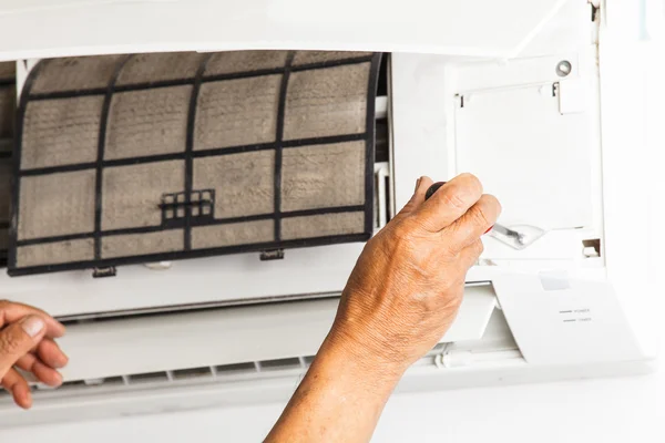 Man repair air conditioner — Stock Photo, Image