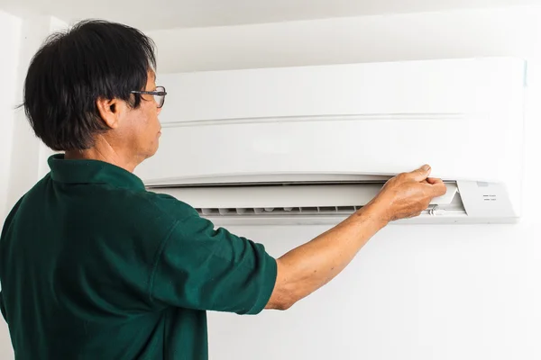 Man repair air conditioner — Stock Photo, Image