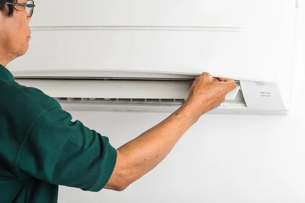 Man repair air conditioner — Stock Photo, Image