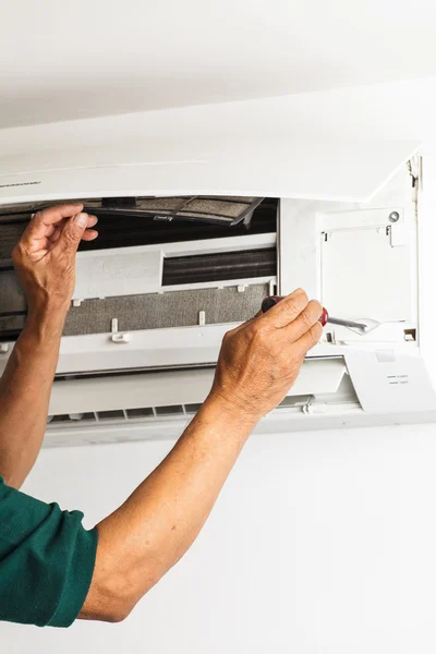 Man repair air conditioner — Stock Photo, Image