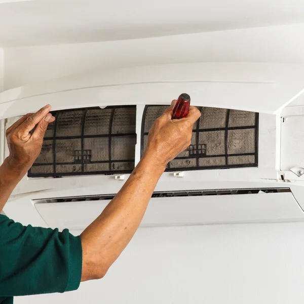 Man repair air conditioner — Stock Photo, Image