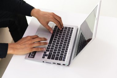 Eller dizüstü bilgisayarda klavyede yazıyor.