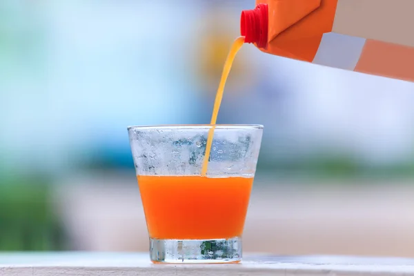 Despejar suco de laranja — Fotografia de Stock
