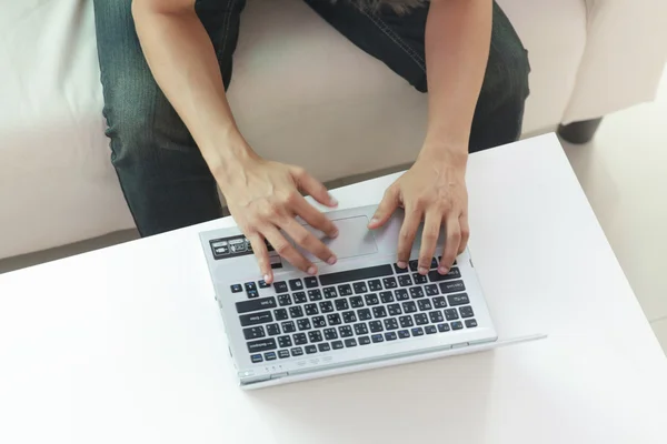 Manos escribiendo en el teclado del ordenador portátil —  Fotos de Stock