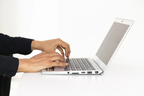 Tapez les mains sur le clavier de l'ordinateur portable — Photo