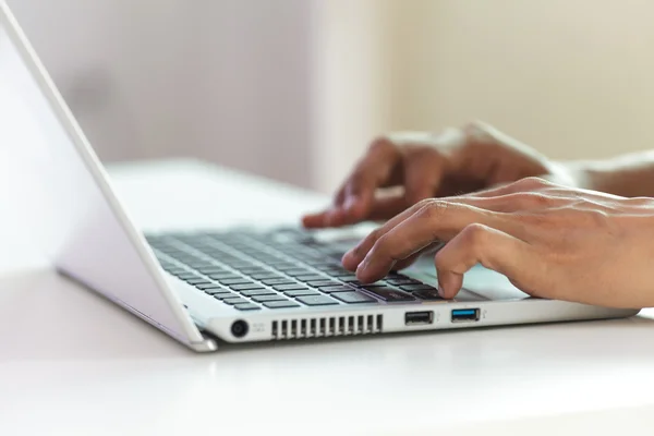 Handen typen op laptop toetsenbord — Stockfoto